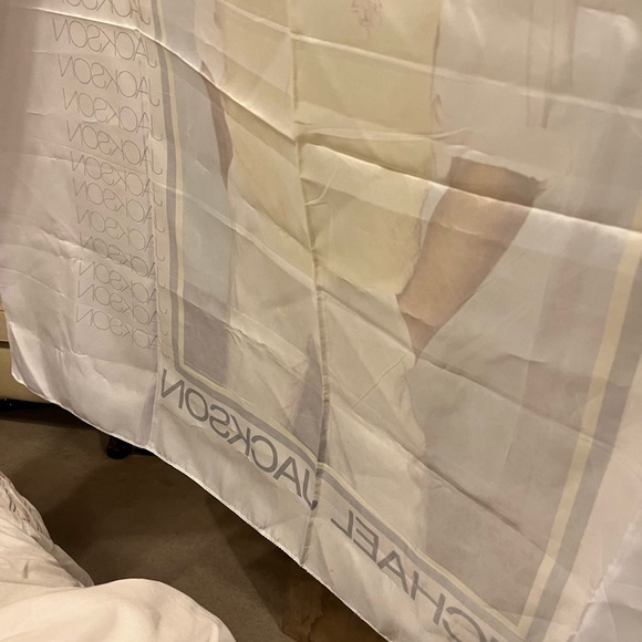 Huge stunning poster size picture of Michael Jackson in yellow nest on fabric - Picture 7 of 10